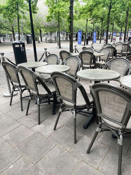 Stol Paris, Khaki melerat texteline